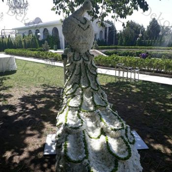 ماکت سازی و مدلسازی سه بعدی طاووس با استفاده از متریال فوم و گل آرایی جهت دکوراسیون باغ تالار
